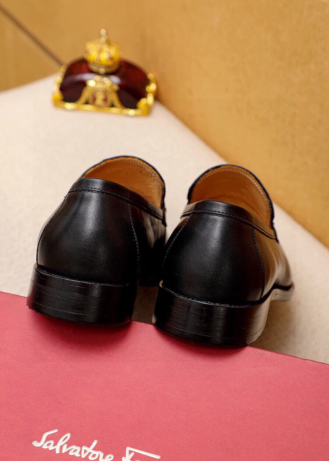 Men's shoes 💰460 💐 Product trademark: Ferragamo "Ferragamo" casual leather shoes Regular size: 38-44 (45🉑️customized) Product materials: Selected imported first-layer calfskin upper + luxury hardware buckle, imported water-dyed cow leather lining. Strong three-dimensional visual effect, original outsole color: 2 colors available